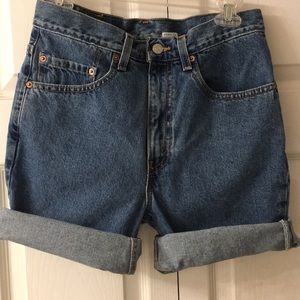 Levi 505 high waist Mom jeans denim shorts Size 31